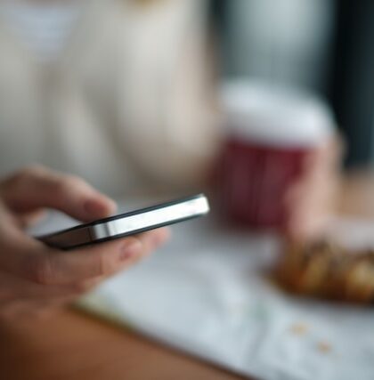 Dlaczego kobiety analizują wiadomości, a mężczyźni skupiają się na działaniu